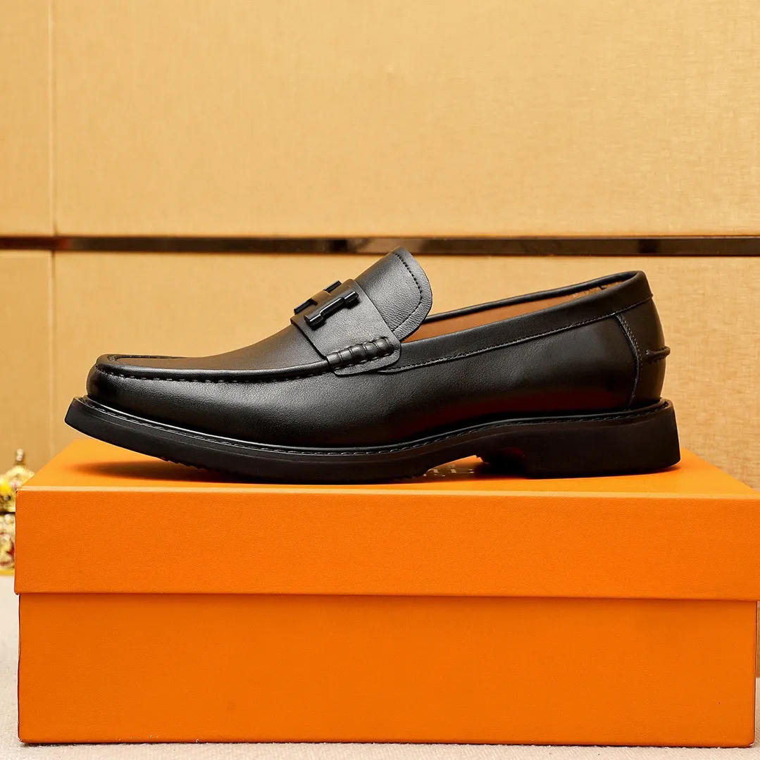 Men's shoes 💰442 💐 Product trademark: HERMES "Hermès" fashionable casual leather shoes Regular size: 38-44 (45🉑️customized) Product materials: Selected imported first-layer calfskin upper + classic hardware buckle, imported cowhide leather lining. Strong three-dimensional visual effect, original outsole color: 2 colors available